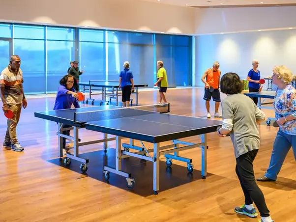 Tafeltennistafel geplaatst in een ruime binnenruimte